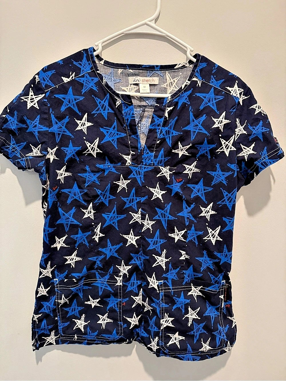 Koi Stretch Star Print Short Sleeve Scrub Top Size Medium